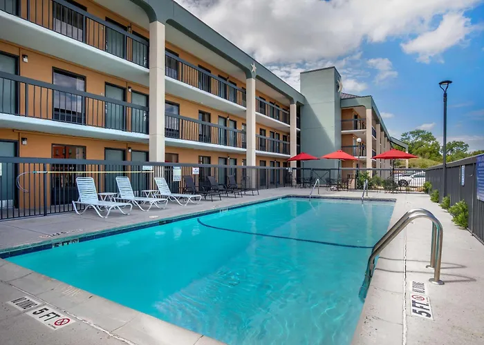 Inn Quality West Worth 4*